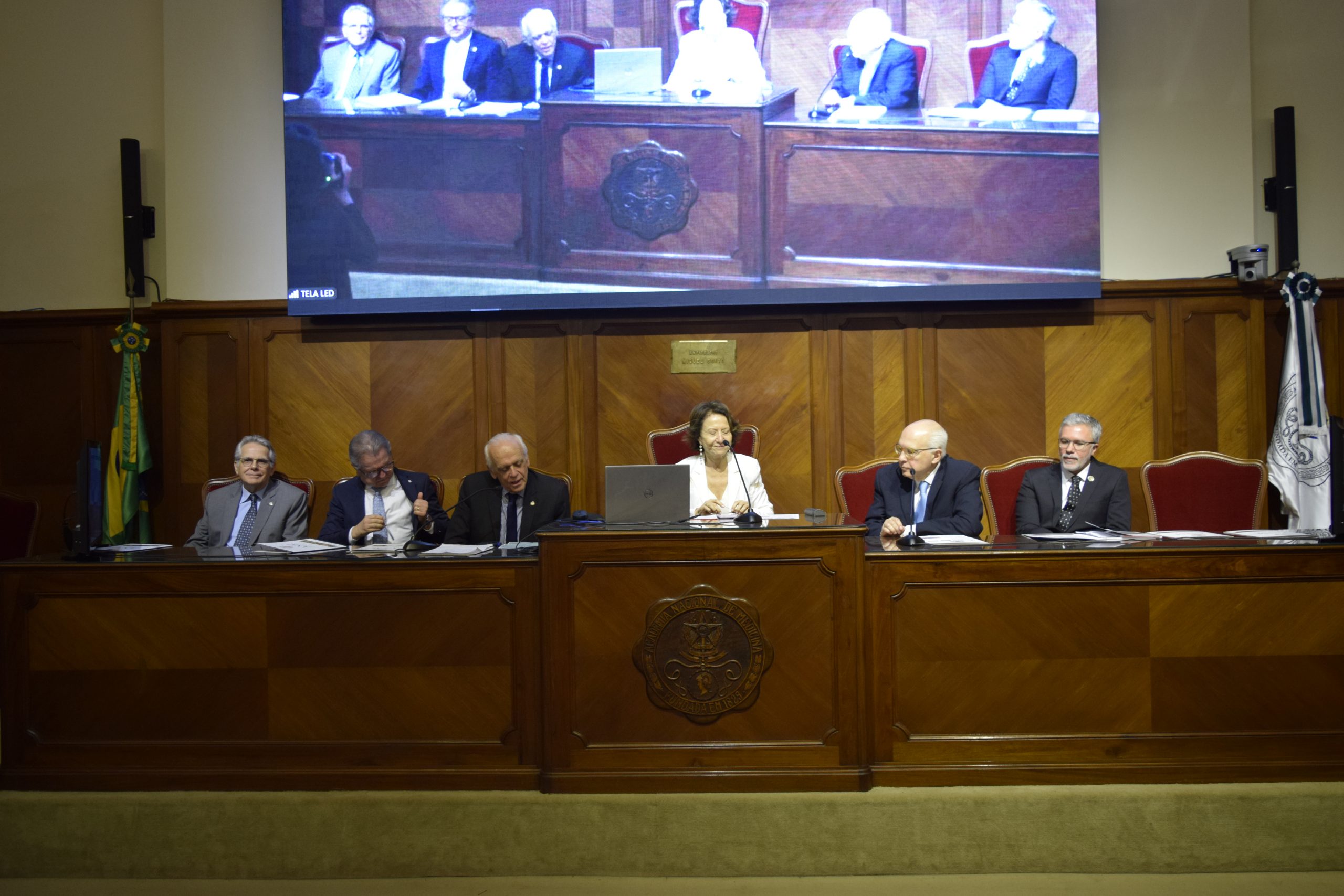 Acad. Carlos Eduardo Brandão, Acad. Jair de Castro, Ex-Presidente Acad. Rubens Belfort; Presidente Acad. Eliete Bouskela, Acad. Rui Maciel e Prof. Magnus Dias no Simpósio da EPM