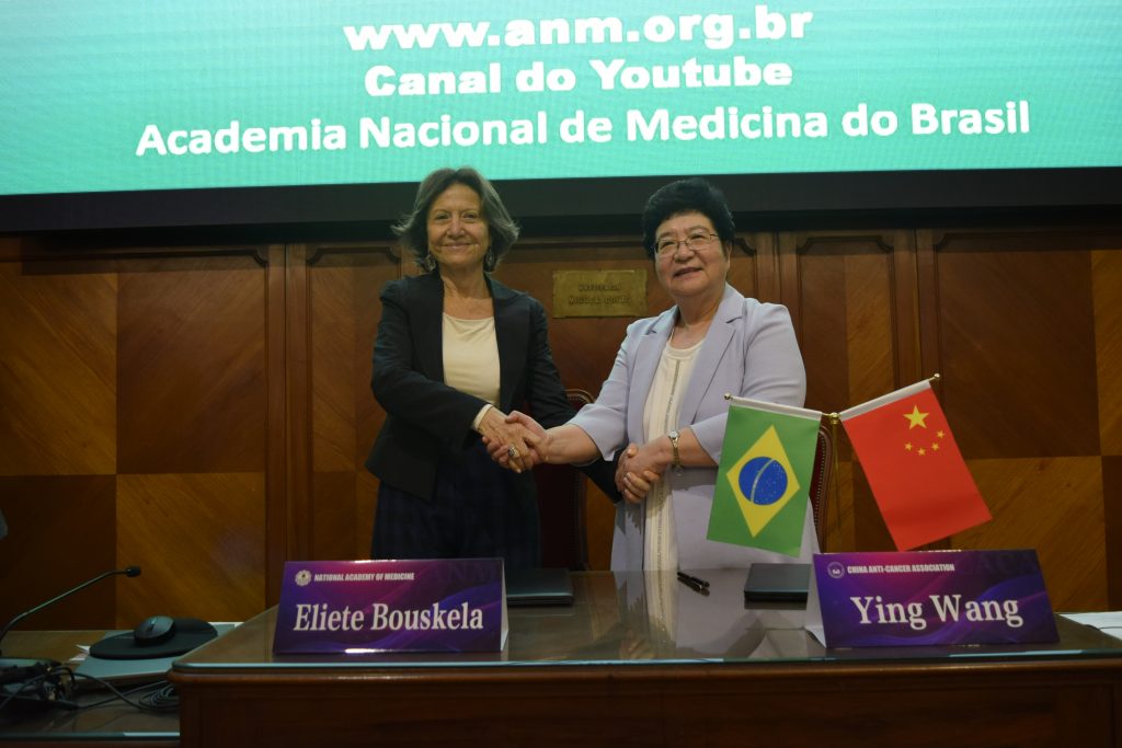 Presidente Acad. Eliete Bouskela e Vice-Presidente da CACA, Dr. Ying Wang em Simpósio sobre envelhecimento.