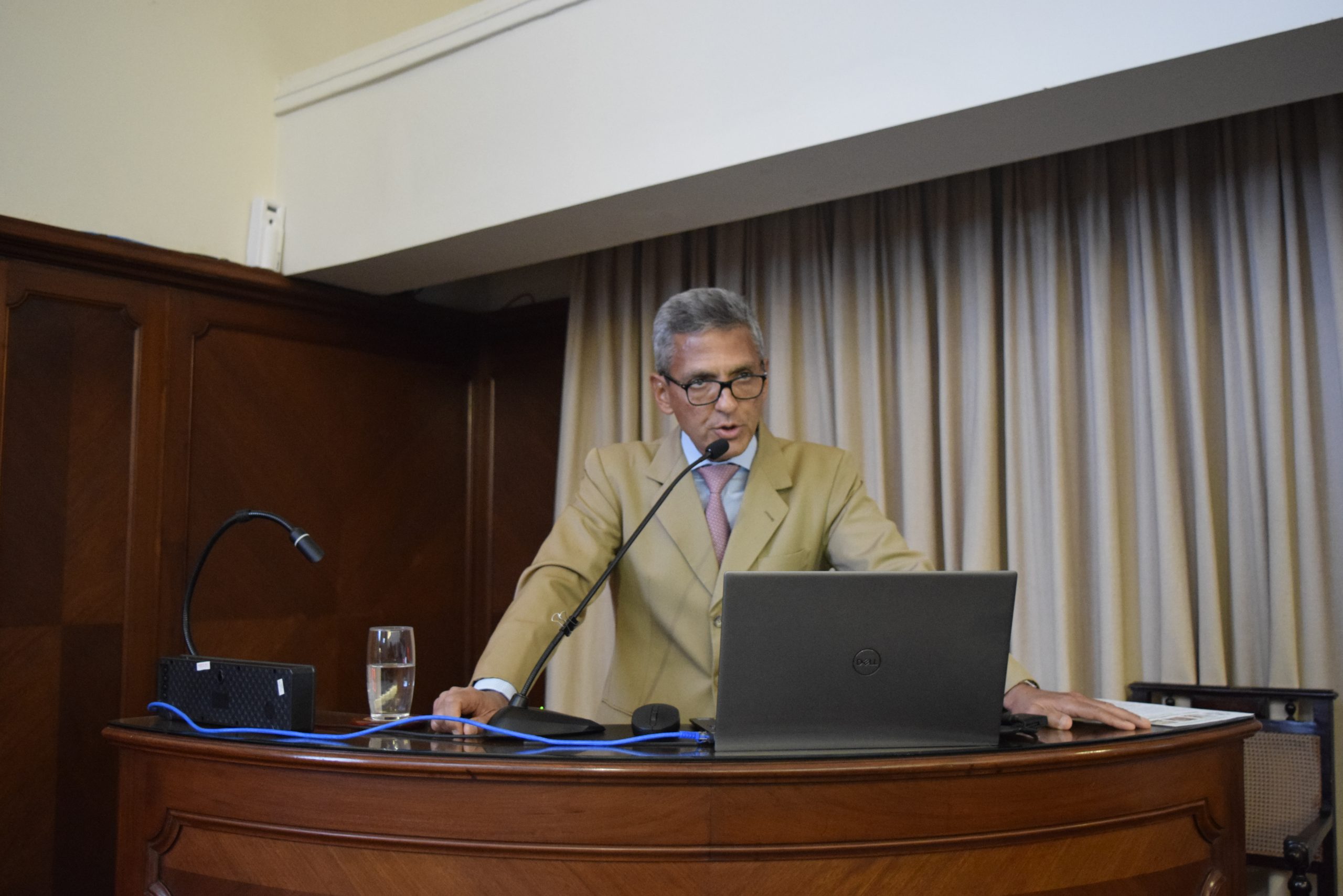 Acad. Jorge Rezende Filho apresentando-se no durante o Simpósio A Ética Médica Revisitada.